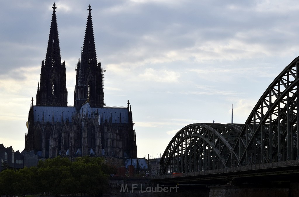 PSpringt kein Suizid Brueckenspringer Koeln Hohenzollernbruecke P054.JPG - Miklos Laubert